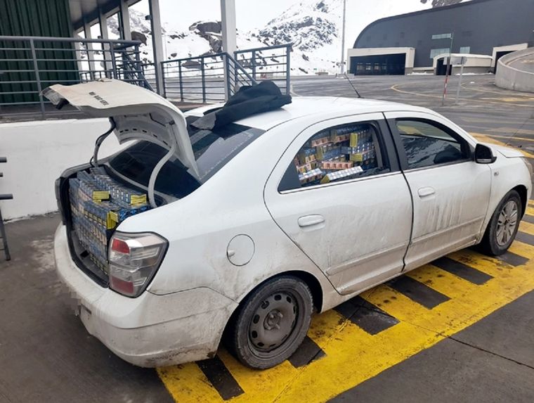 Casi 15 mil paquetes de cigarrillos en el auto. Foto: Carabineros Chile