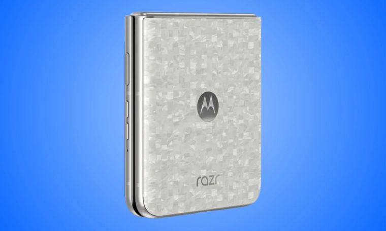 Cada teléfono de la nueva línea Razr utiliza materiales premium que imitan texturas naturales. Cada teléfono de la nueva línea Razr utiliza materiales premium que imitan texturas naturales.