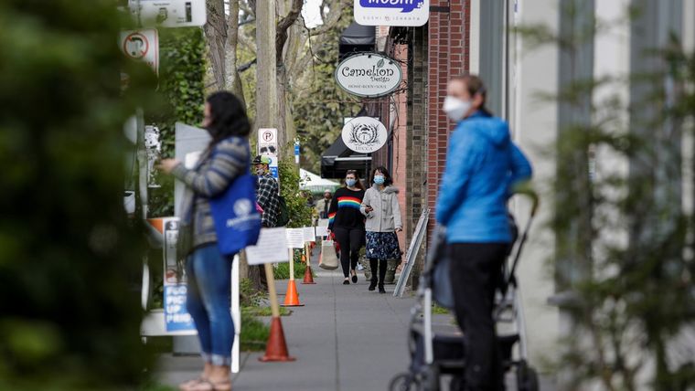 Personas usan mascarillas protectoras en una calle de Seattle.