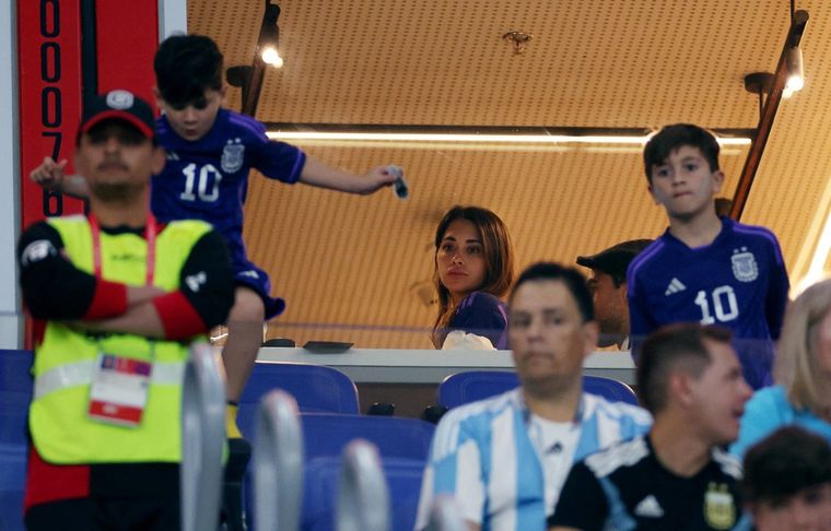 Familia Messi Antonela Roccuzzo, Thiago, Mateo y Ciro se vieron en pantalla gigante y reaccionaron.
