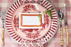 Los platos base son ideales para agregar un toque de color a la decoración y material que contraste. Créditos: Future / Emma Lee / Twig Hutchinson.