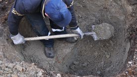 Arqueólogos investigan el hallazgo del tesoro medieval descubierto por un hombre en las afueras de Estocolmo. Arqueólogos investigan el hallazgo del tesoro medieval descubierto por un hombre en las afueras de Estocolmo.