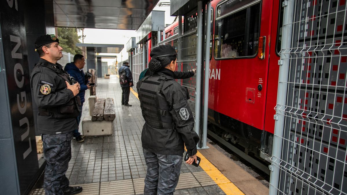 Viaje de terror: hinchas de Godoy Cruz e Independiente Rivadavia se enfrentaron a bordo del Metrotranvía