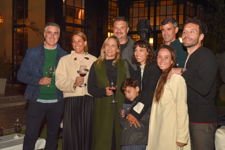 El artista Mariano Ruffo y su esposa Emilia Pereyra Giamportone, rodeados de amigos que dijeron presenta en la inaguración de la muestra. El artista Mariano Ruffo y su esposa Emilia Pereyra Giamportone, rodeados de amigos que dijeron presenta en la inaguración de la muestra.