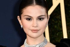 Foto: https://mamaslatinas.com/news-entertainment/selena-gomez-caida-alfombra-sag-awards-2022-videos-fotos