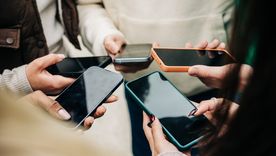 Los nuevos teléfonos de gama económica en 2026 ofrecen pantallas de 120Hz y baterías de larga duración por un precio accesible. Los nuevos teléfonos de gama económica en 2026 ofrecen pantallas de 120Hz y baterías de larga duración por un precio accesible.