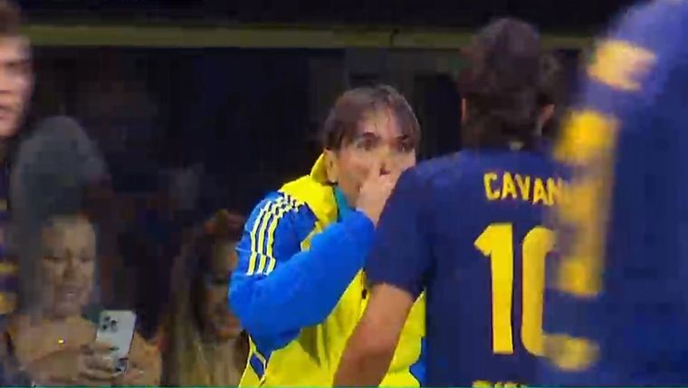 Cavani y Martínez en la charla previa al cambio. Foto: Captura