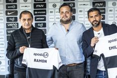 Ramón Díaz y su hijo Emiliano durante su presentación en Olimpia. Ramón Díaz y su hijo Emiliano durante su presentación en Olimpia.