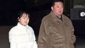 Kim Jong-un, líder de Corea del Norte, junto a su hija, Kim Ju-ae, marcada como sucesora. Foto Dpa Kim Jong-un, líder de Corea del Norte, junto a su hija, Kim Ju-ae, marcada como sucesora. Foto Dpa
