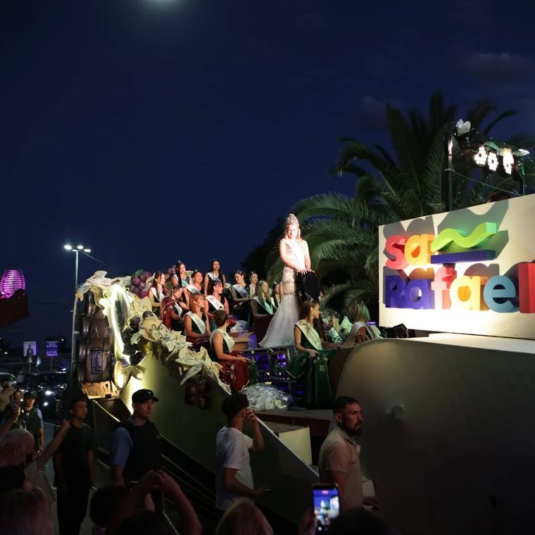 San Rafael recibió a su reina nacional, Azul Antolínez. San Rafael recibió a su reina nacional, Azul Antolínez.