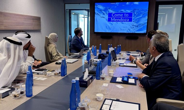 Alfredo Cornejo en Emiratos Árabes. Alfredo Cornejo en Emiratos Árabes.