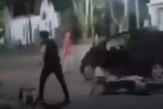 El hombre agredió a su hija y la pateó en el suelo por andar en moto sin casco Foto: NA