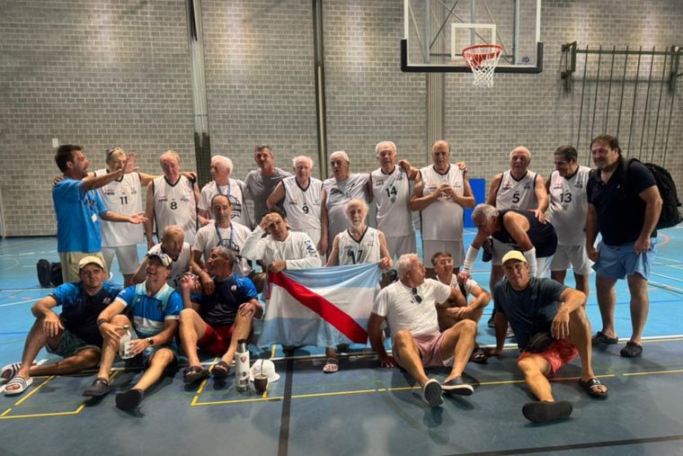 El equipo de Los Melenas Blancas son un ejemplo para el deporte nacional, representaron a Argentina en el mundial de maxibásquet en la categoría de más de 80 años.