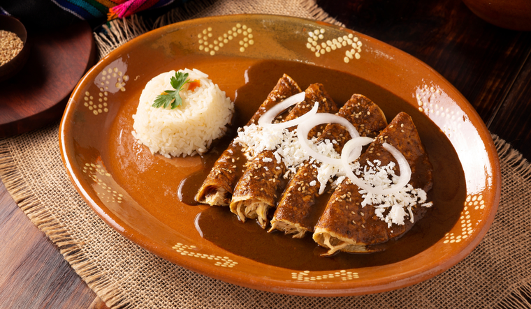 En algunas regiones de México, esta receta se prepara sin relleno, dejando que el mole sea el protagonista absoluto del platillo.