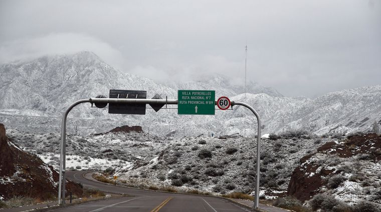 Durante las vacaciones de invierno en Mendoza, el hielo en la calzada obliga a extremar los cuidados al conducir, especialmente en rutas de montaña y zonas rurales.