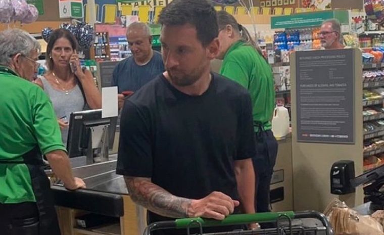 Messi se encargó de realizar las compras y sorprendió a los presentes Foto: Twitter