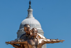 Una nueva escultura de Donald Trump y el empresario fue colocada este martes en las afueras del Capitolio.