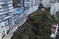 Tras las intensas lluvias registradas el pasado 9 de junio, se formó un enorme socavón de 30 metros de profundidad en el edificio Euromarina II, ubicado en el sector de Reñaca, región de Valparaíso. Foto: EFE