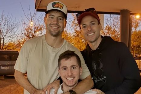 El reencuentro entre los pilotos. Fuente: ig: @stefanocaimi. El reencuentro entre los pilotos. Fuente: ig: @stefanocaimi.