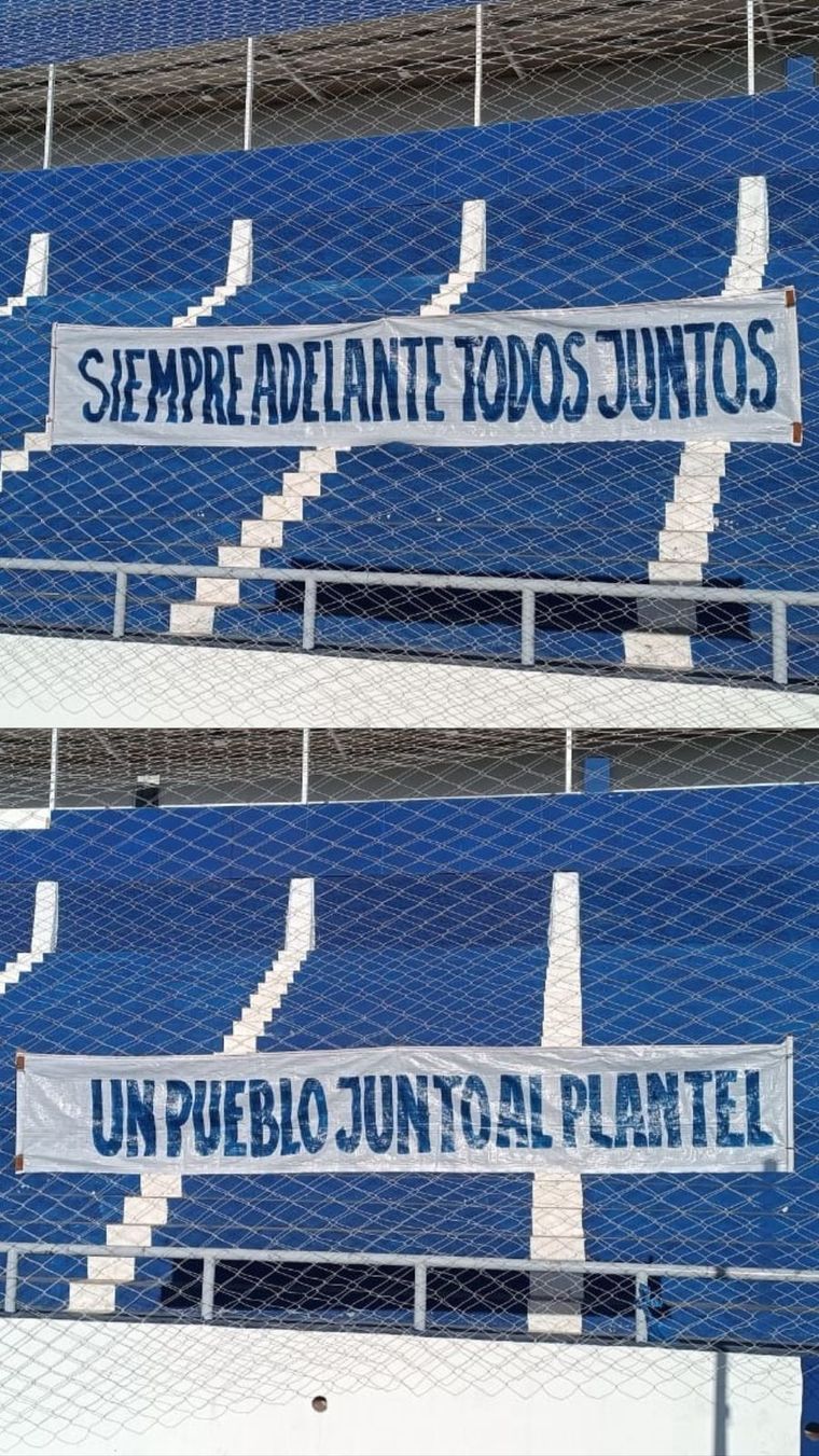 Los dos trapos que aparecieron colgados sobre la tribuna oeste del Gambarte en apoyo al plantel. Los dos trapos que aparecieron colgados sobre la tribuna oeste del Gambarte en apoyo al plantel.