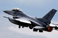 Taiwán ha comprado a Estados Unidos cazas F 16, para defenderse de China. Foto Efe