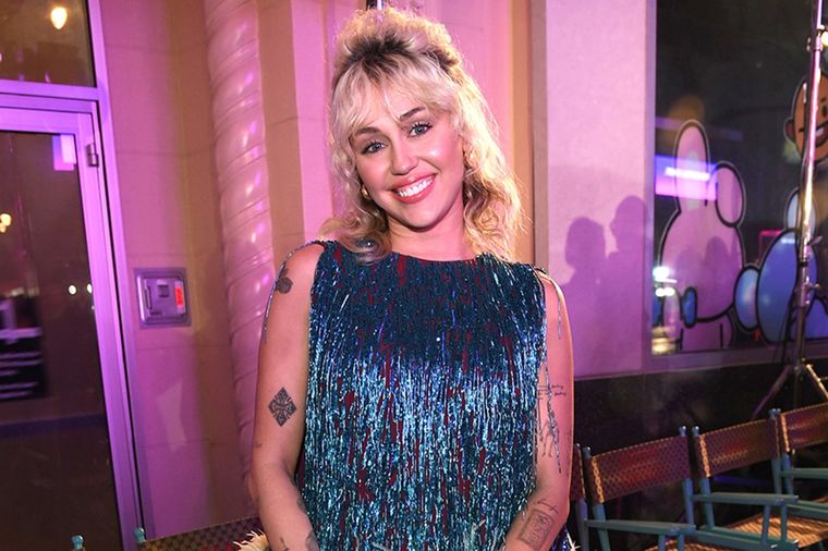 Miley Cyrus y Dakota Johnson coinciden en que las plumas serán o serán tendencia gracias a Gucci Foto: El Nacional