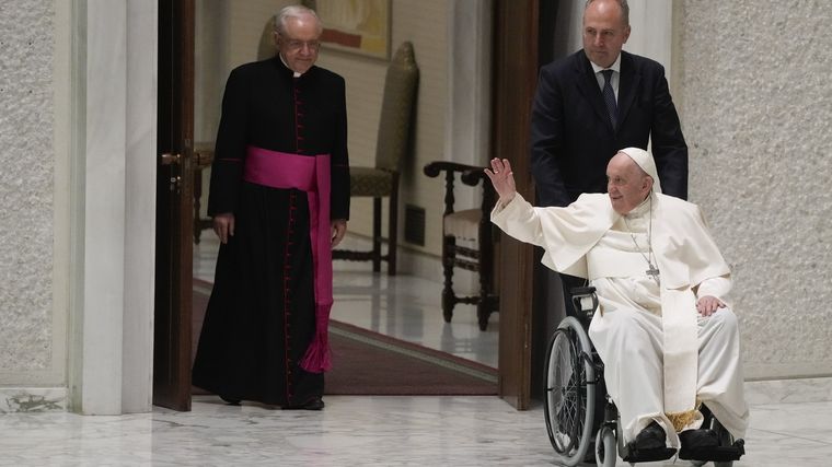 El papa se traslada ahora en silla de ruedas. Foto: NationalCatholic.
