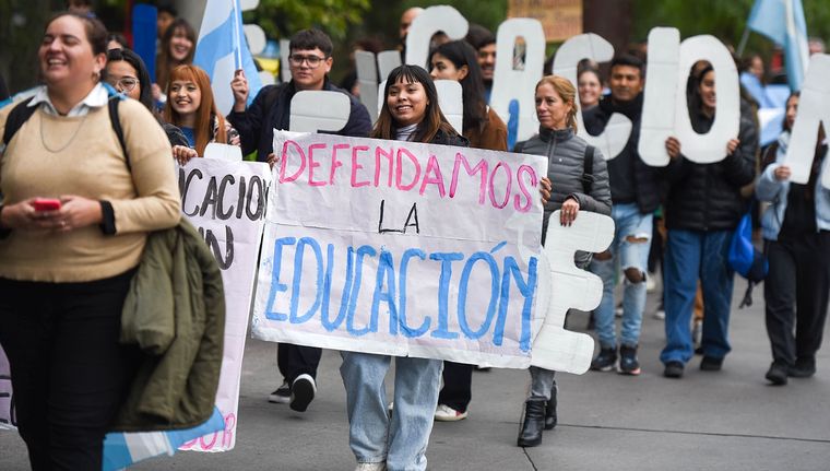 Una imagen de la marcha en defensa del financiamiento universitario. Una imagen de la marcha en defensa del financiamiento universitario.