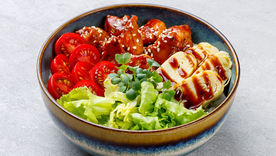 Esta receta de poke bowl de pollo teriyaki es una adaptación occidental del poke tradicional hawaiano. Esta receta de poke bowl de pollo teriyaki es una adaptación occidental del poke tradicional hawaiano.