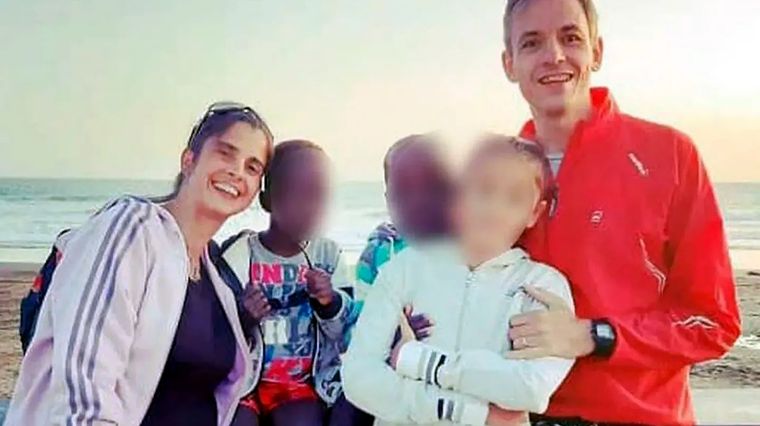 La pareja con sus tres hijos Foto: Télam