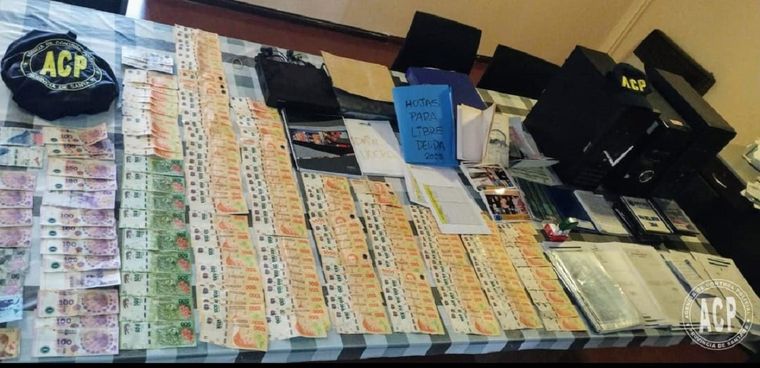 Dólares y pesos secuestrados. Foto: Juan José García