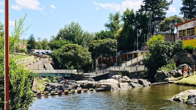 El Volcán combina río, arboleda y paisaje serrano a pocos kilómetros de la capital puntana.