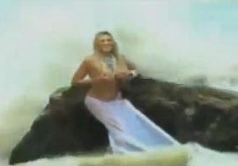 La fuerza de la olas dejaron sobre la arena a la modelo.