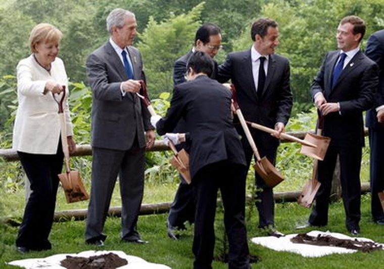 Angela Merkel, George W. Bush,  Yasuo Fukuda, Nicolas Sarkozy, y Dimitri Medvédev plantan árboles en el marco de la Cumbre del G8. Foto: EFE