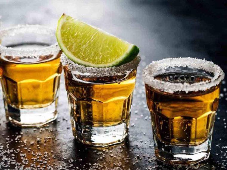 Tequila El tequila falso puede llegar a ser muy peligroso. Foto: Excelsior (excelsior.com.mx)