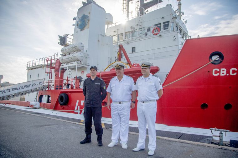 La entrega de los restos se hizo en la Base Naval de Mar del Plata Foto: Télam