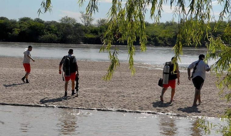 El joven fue arrastrado por la corriente cuando intentaba cruzar hacia una isleta