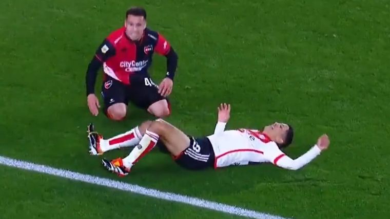 Aliendro queda tendido en el piso al sufrir su lesión. Foto: Captura Video