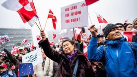 Miles de personas en Dinamarca y Groenlandia salieron a protestar en contra de los deseos de Trump de anexionarse el territorio.