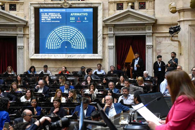 Con 25 firmas a favor, el Frente de Todos obtuvo dictamen de mayoría y Juntos por el Cambio firmó su propio dictamen de rechazo. Foto: NA