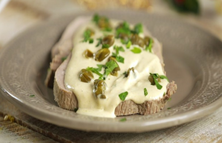 El vitel toné, uno de los platos navideños que la IA considera imprescindible. Foto: QuéApetito El vitel toné, uno de los platos navideños que la IA considera imprescindible. Foto: QuéApetito