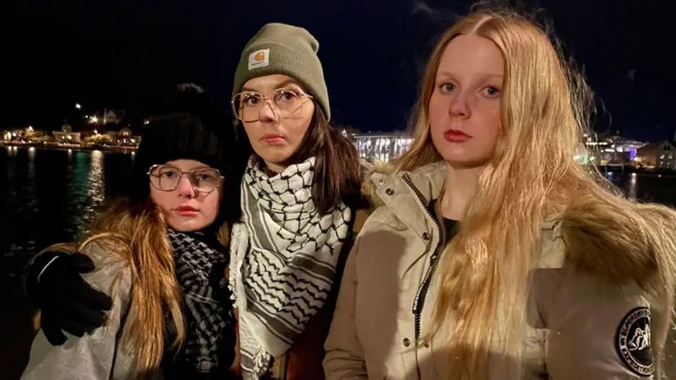 Hulda Hrund trabaja con sobrevivientes de violencia de género para construir un futuro mejor para sus hijas, quienes aparecen con ella en la fotografía. Foto: BBC News