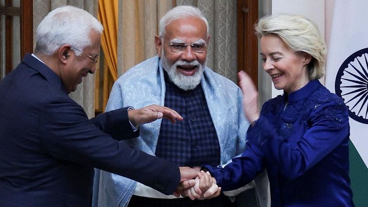 El primer ministro de India, Narendra Modi, en el centro, y los dirigentes europeos Ursula von der Leyen y Antonio Costa posaron para las fotos tras alcanzar el acuerdo.