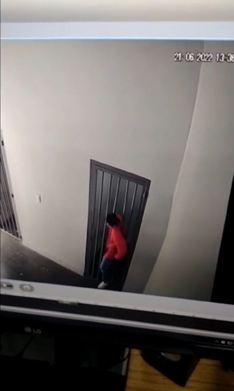 El joven comenzó a abrir los barrotes hasta que logró pasar la cabeza