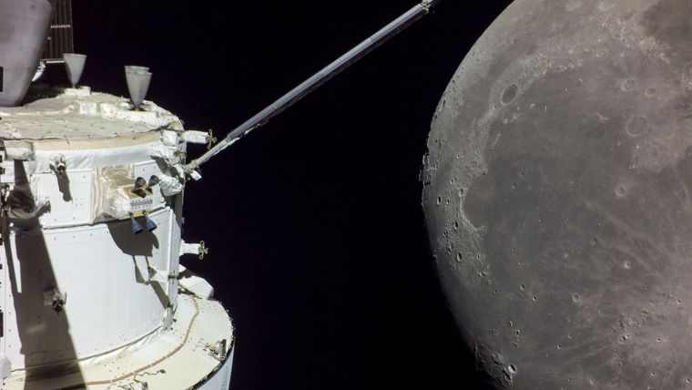 Tras un exitoso sobrevuelo lunar, la tripulación de Artemis II se encuentra de regreso a la Tierra.