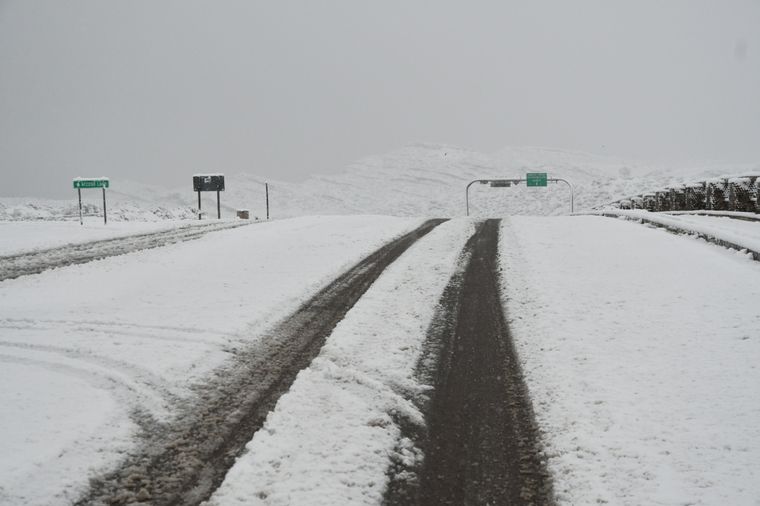 Las rutas nevadas requieren de gran cautela para transitar Foto: ALF PONCE MERCADO / MDZ