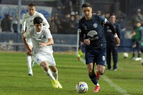 Arce intenta en el encuentro ante Belgrano. Arce intenta en el encuentro ante Belgrano.