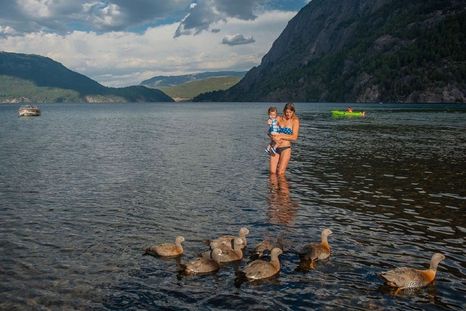 El sur de Argentina tiene hermosas paisajes y playas en los lagos para vivir el verano a pleno. Foto: Instagram Turismo Neuquén