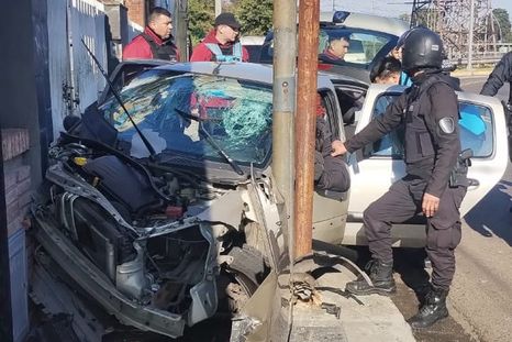 Así quedó el Clio gris tras una persecución que se produjo sobre la General Paz y terminó con el auto incrustado en una casa en Villa Tesei&nbsp;