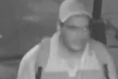 El agresor fue captado por cámaras de seguridad y lo detuvieron Foto: Captura